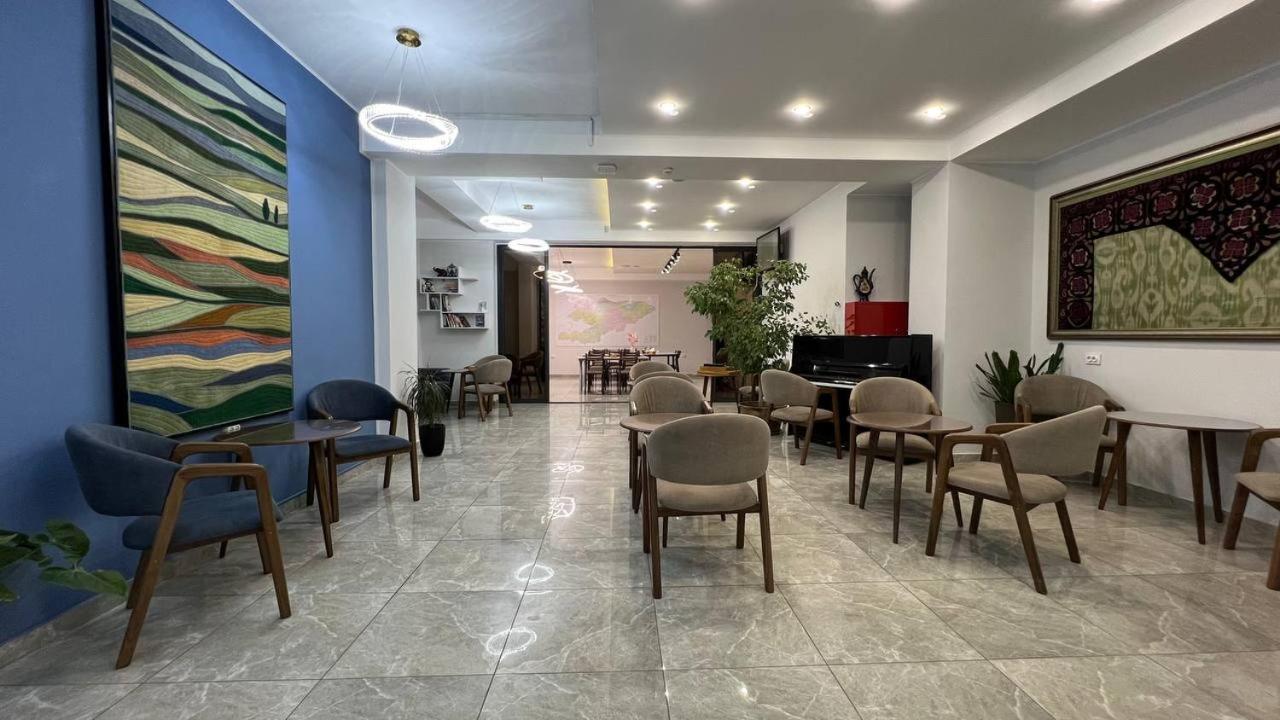 Compass Hostel Biszkek Zewnętrze zdjęcie