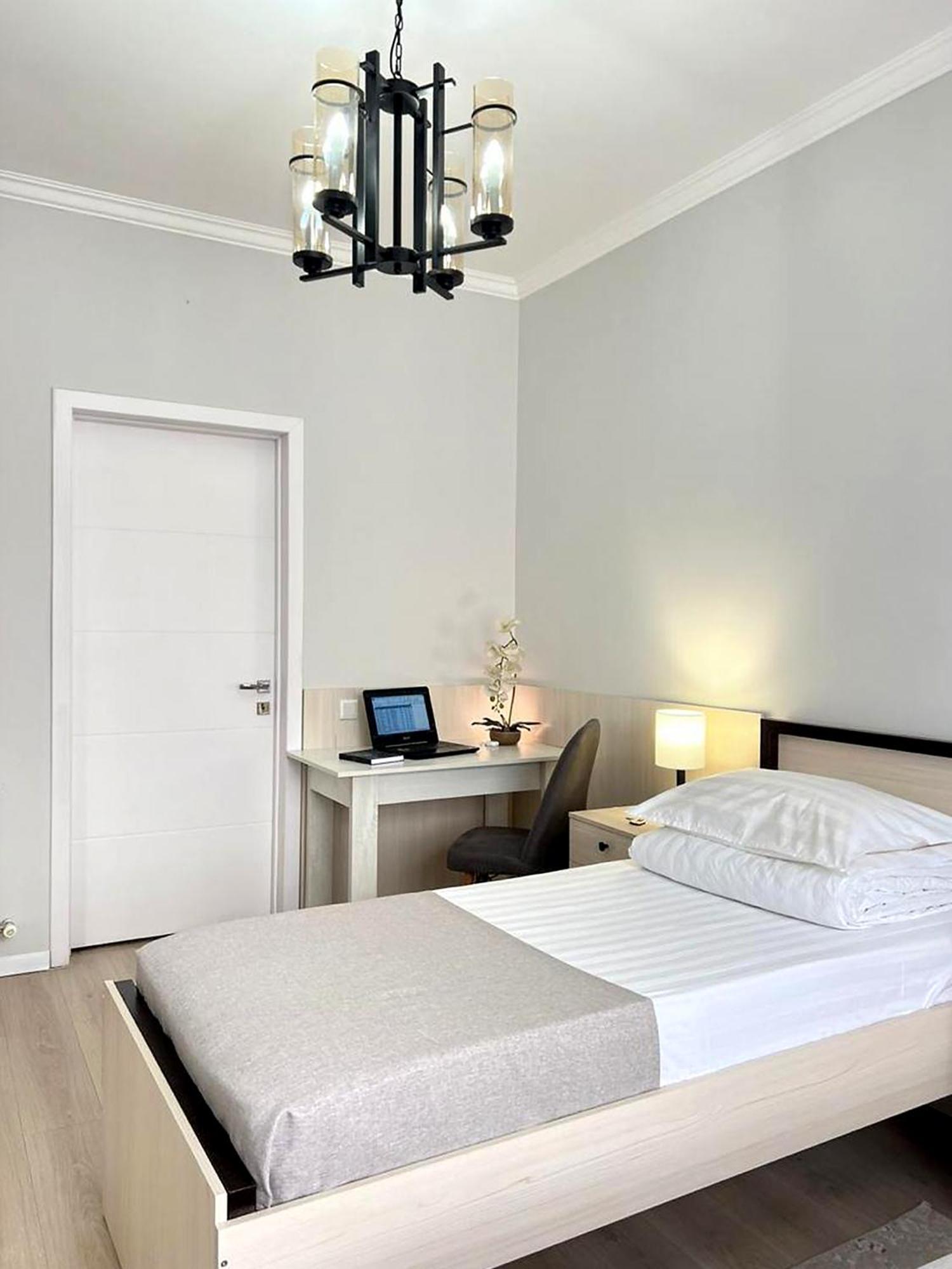Compass Hostel Biszkek Zewnętrze zdjęcie