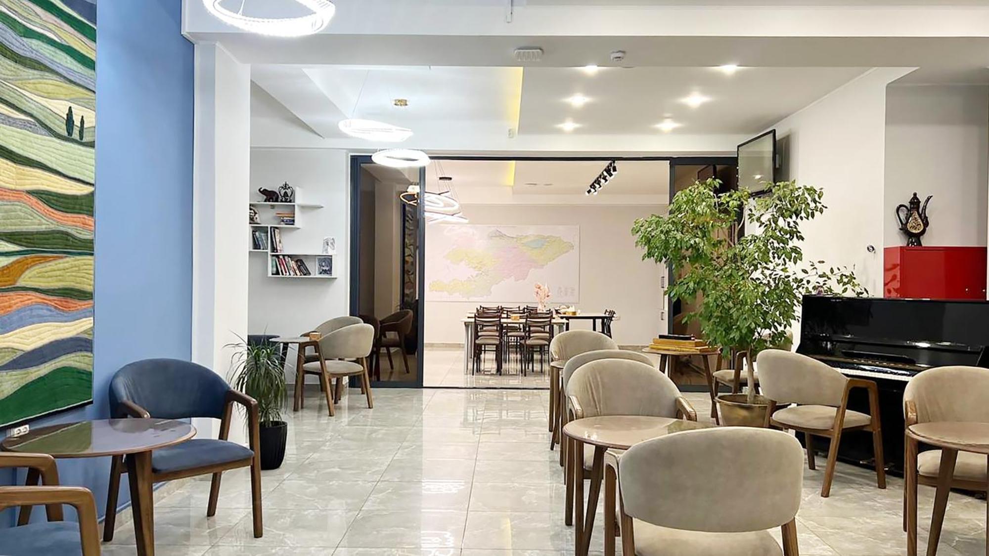 Compass Hostel Biszkek Zewnętrze zdjęcie