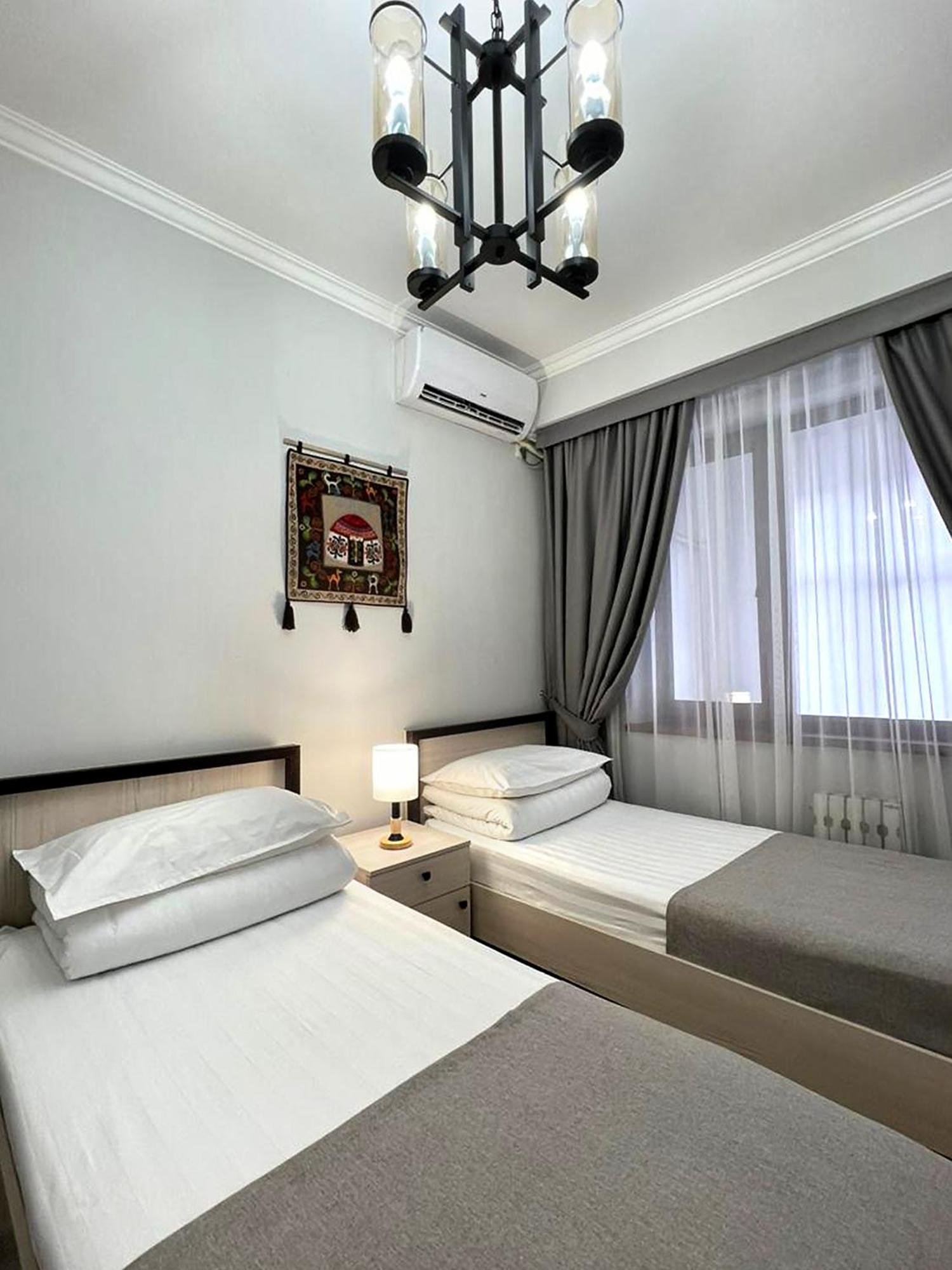 Compass Hostel Biszkek Zewnętrze zdjęcie