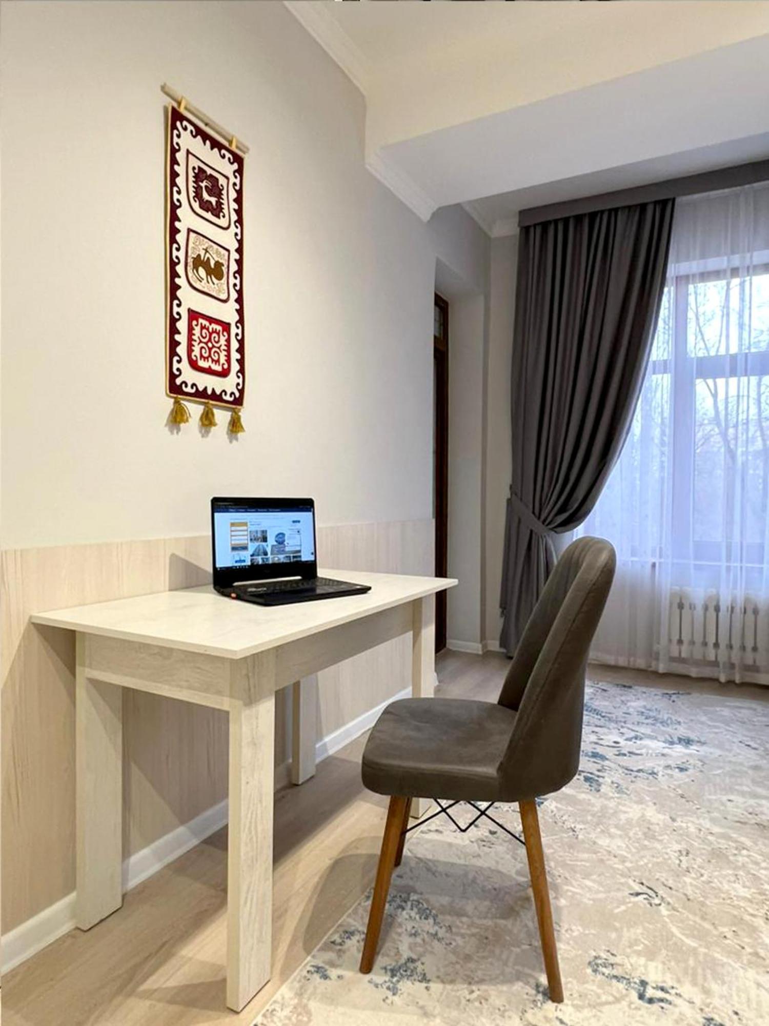 Compass Hostel Biszkek Zewnętrze zdjęcie