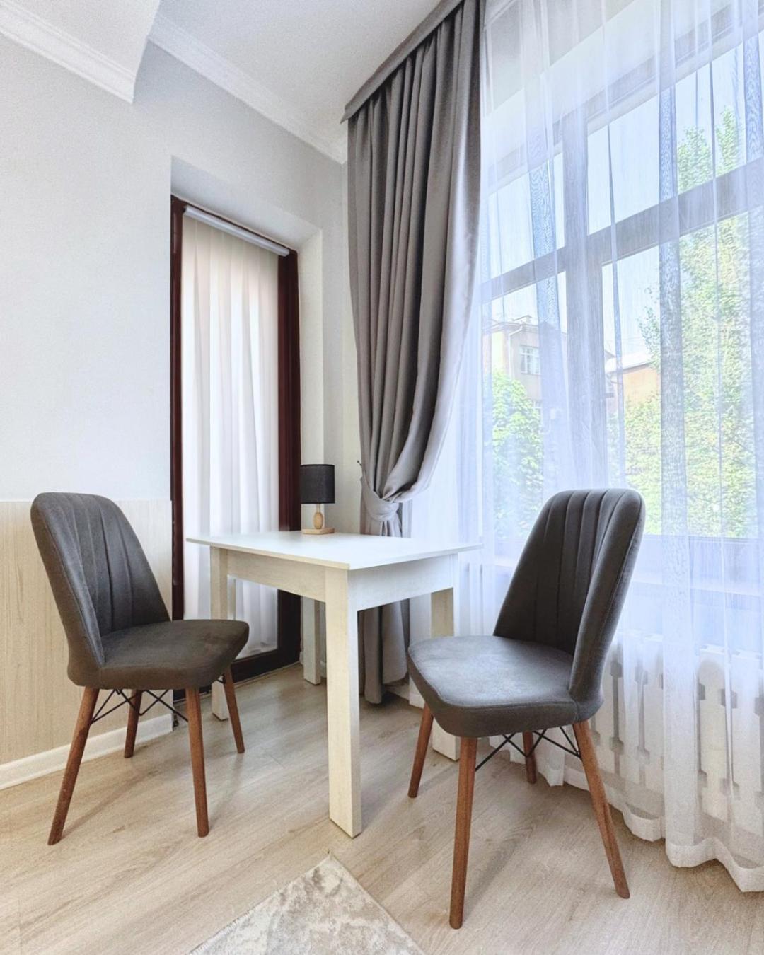 Compass Hostel Biszkek Zewnętrze zdjęcie