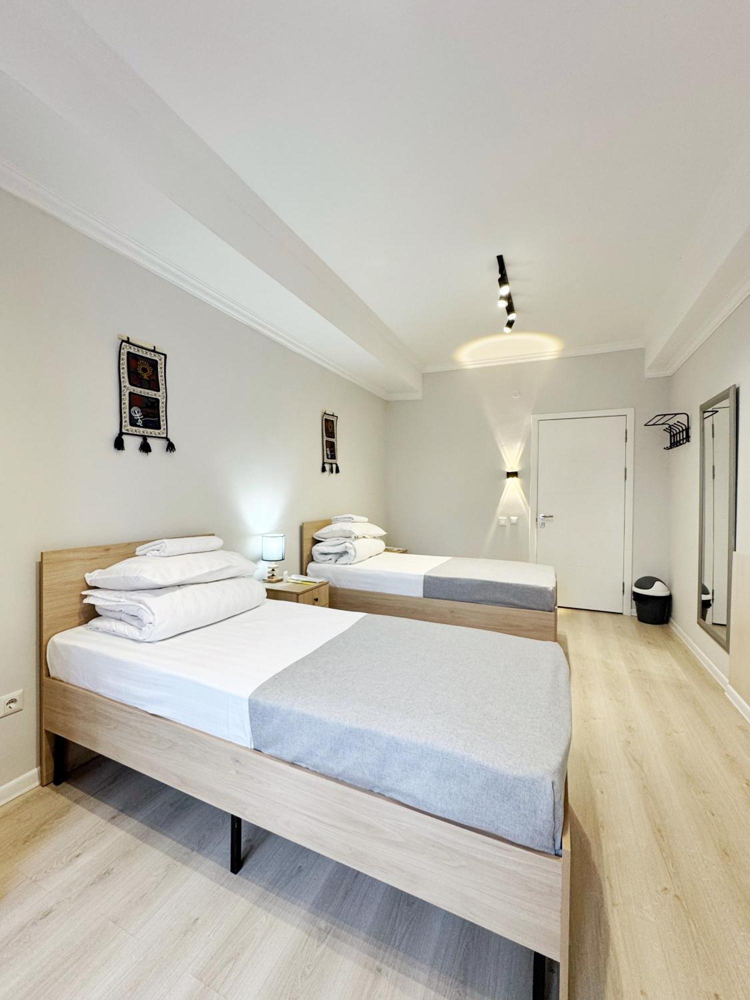 Compass Hostel Biszkek Zewnętrze zdjęcie