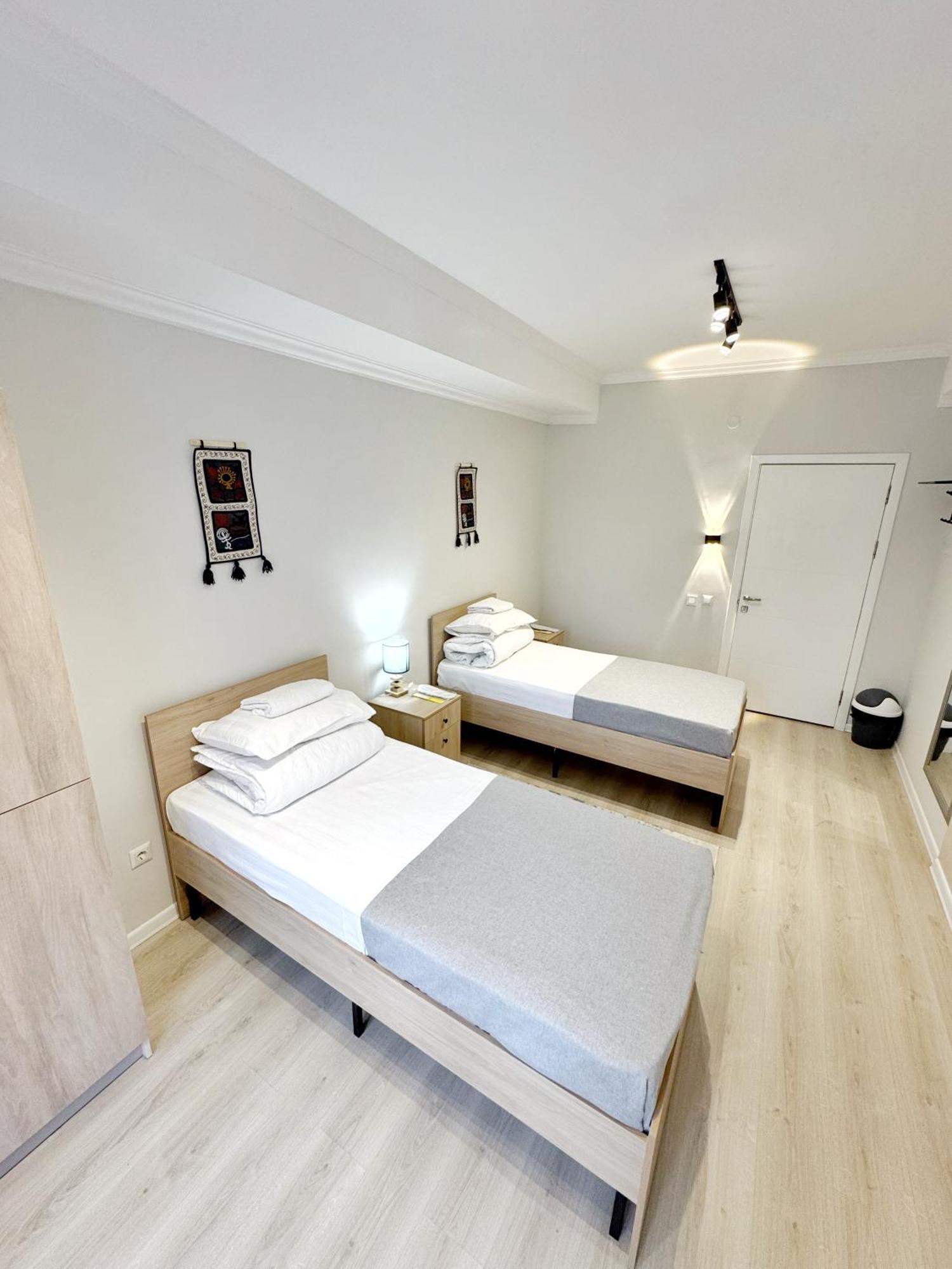 Compass Hostel Biszkek Zewnętrze zdjęcie