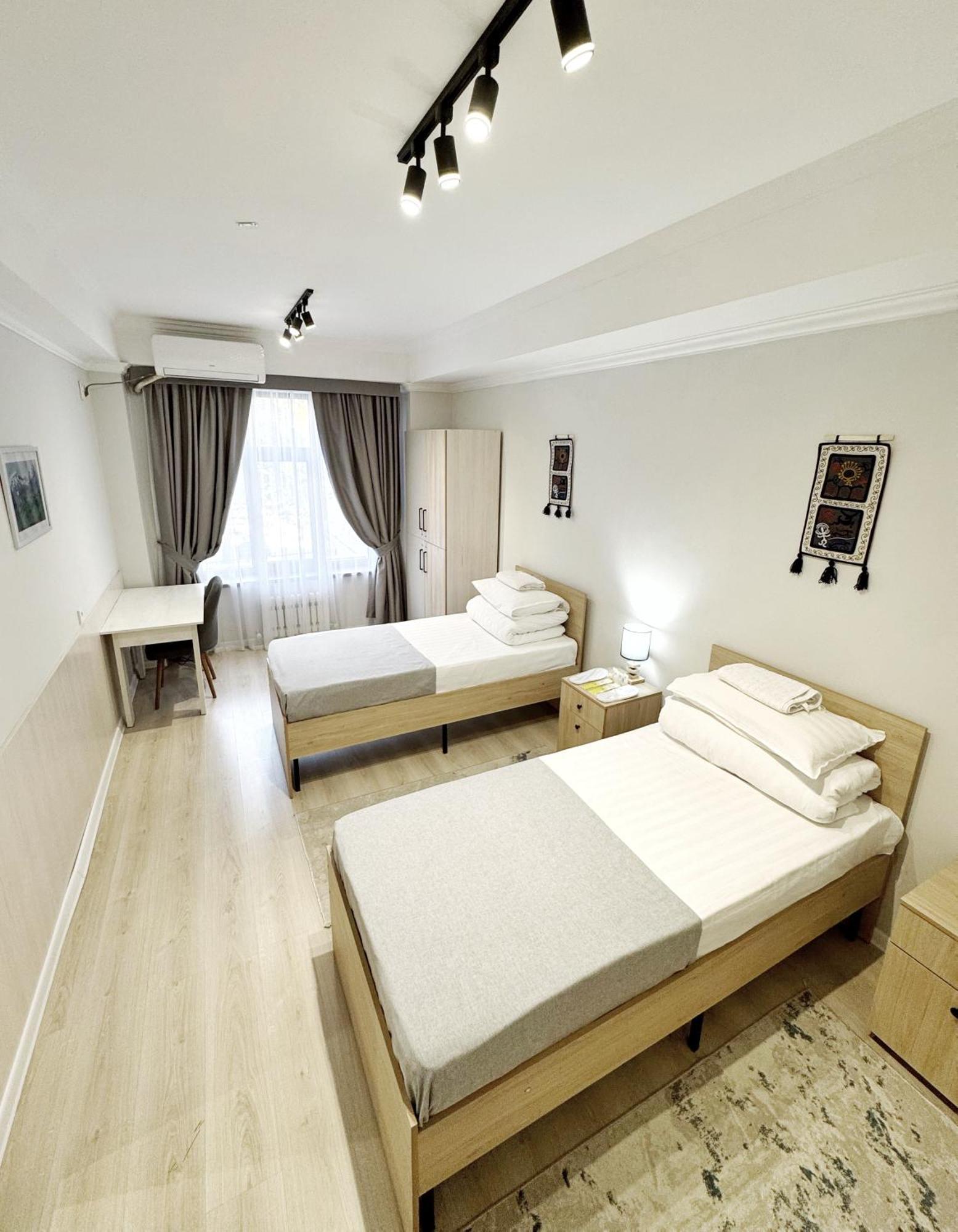 Compass Hostel Biszkek Zewnętrze zdjęcie